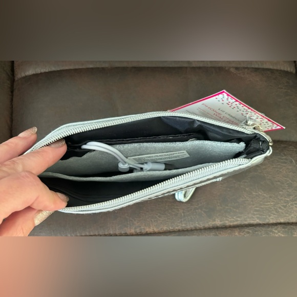 Liz Claiborne phone charging wallet - Picture 3 of 5